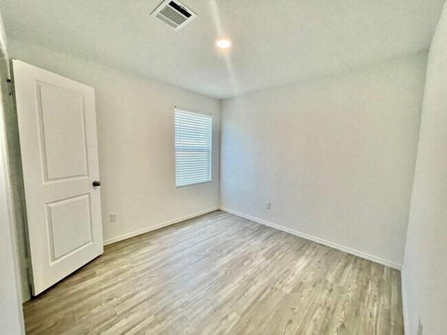 Building Photo - Beautiful 1 Story Home!