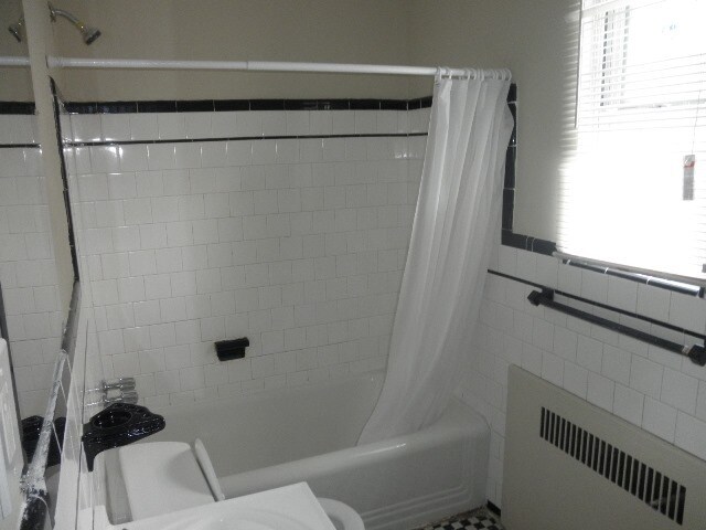 Building Photo - 6106 Sefton Ave/ Great 3 bedroom 1.5 bath ...