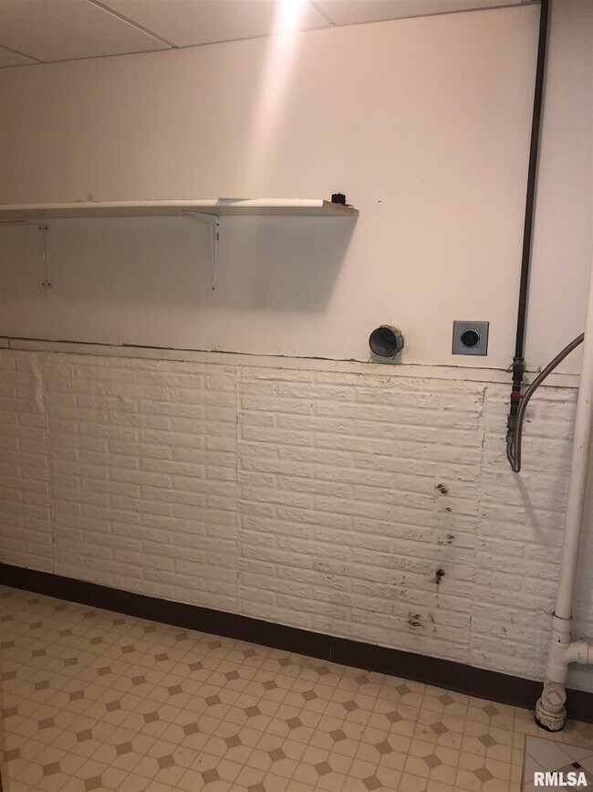 Building Photo - 6142 N Elmwood Ave