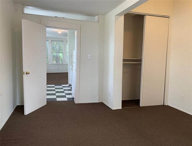 Building Photo - 318 Hyde Park Blvd