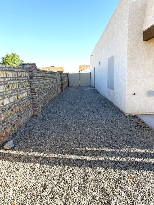 Building Photo - Updated 3 bedroom rental