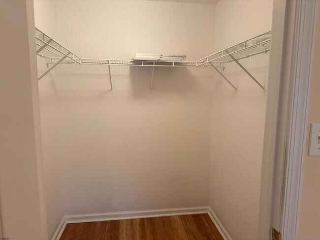 Building Photo - 551 London Court II