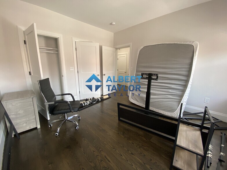 Building Photo - 9 Strathmore Rd