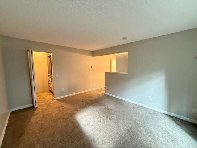 Building Photo - 3 Bedroom 2 Bathroom Plus Parking and Storage!