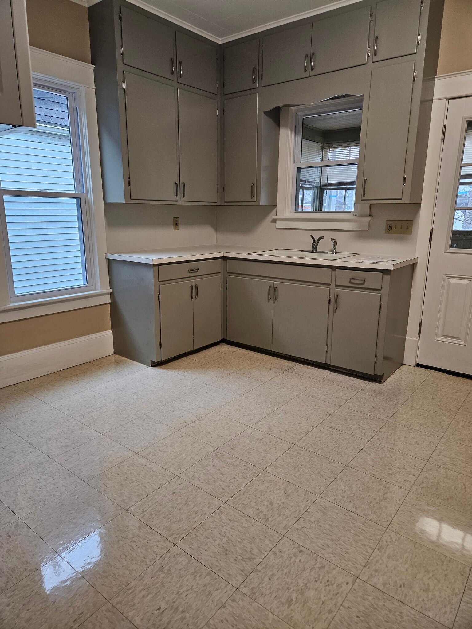 Kitchen Cabinets - 521 E 3rd St