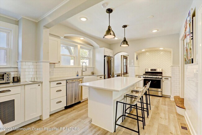 Building Photo - 570 N Edgemere Dr