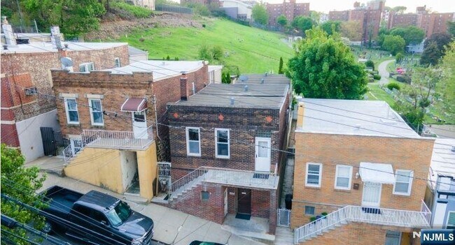 Building Photo - 1211 Hillside Pl
