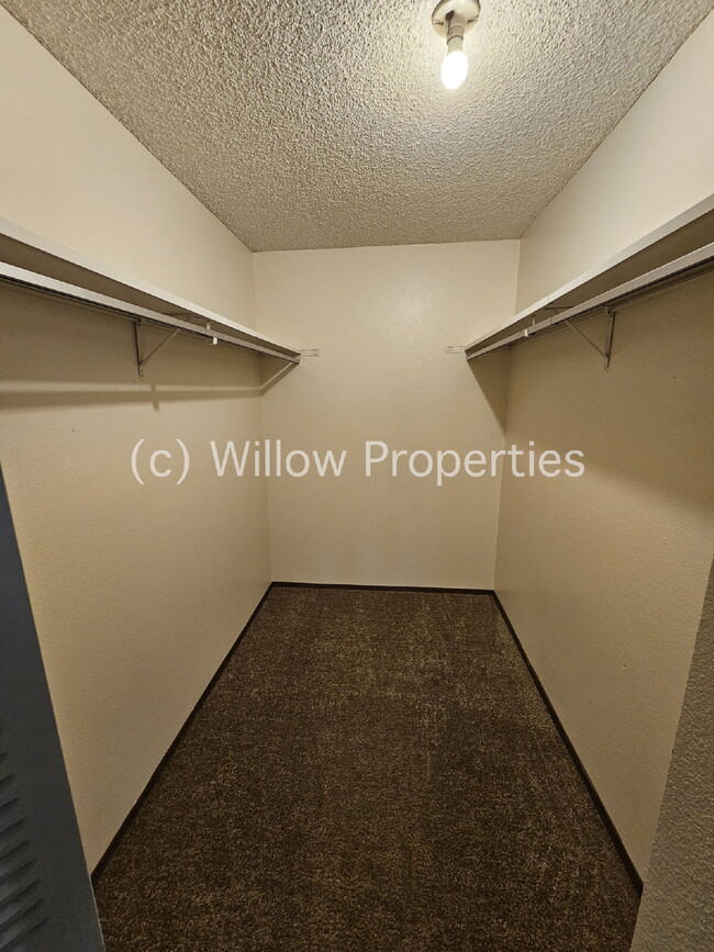 Building Photo - Two Bedroom Condo in North Tacoma
