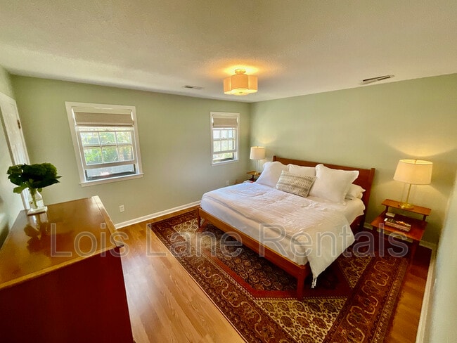 Building Photo - 190 Queen St