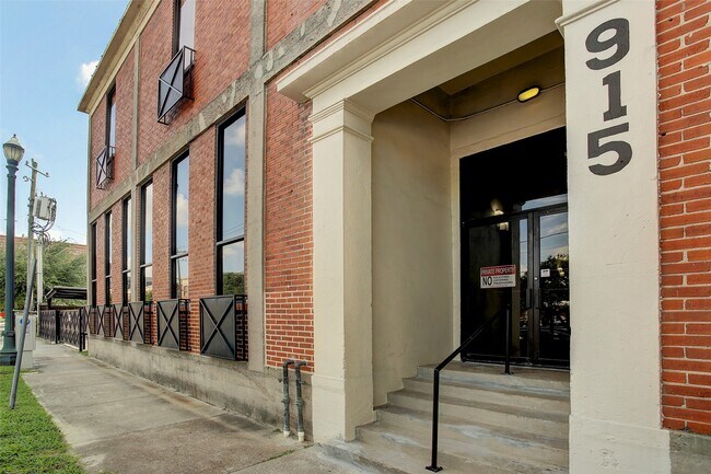 Building Photo - 915 N San Jacinto St