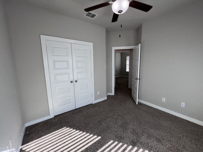 Building Photo - Beautiful Townhouse in New Braunfels!