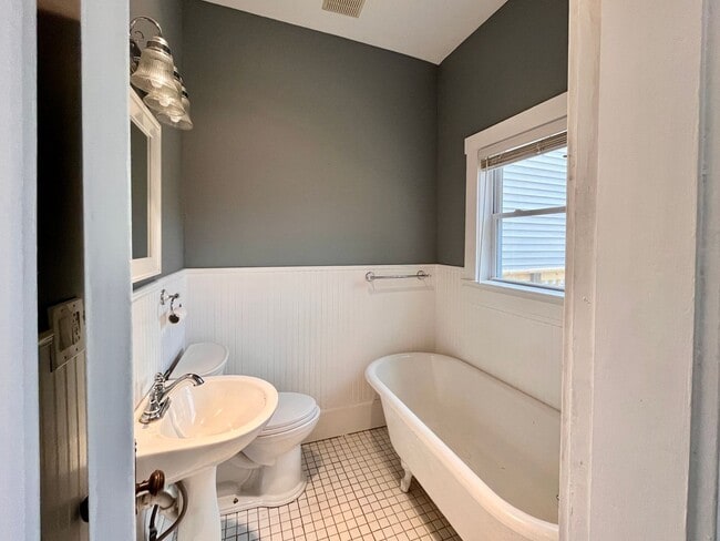 Building Photo - Four Bedroom Historic Clifton Gem!