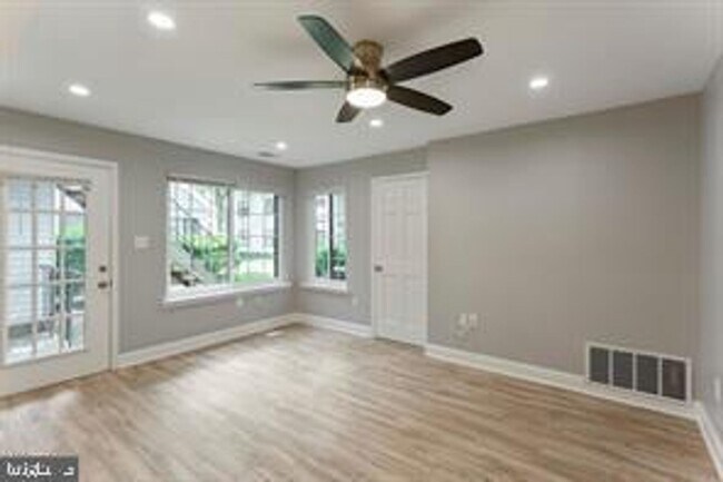 Building Photo - 1611-A Carriage House Terrace
