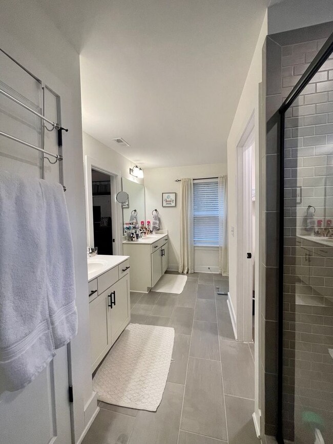 Building Photo - Beautiful Craftsman home near Duke!