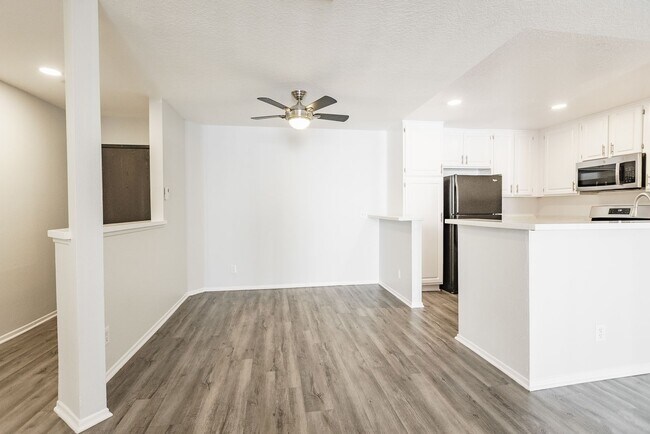 Interior Photo - 16117 Sunset Blvd