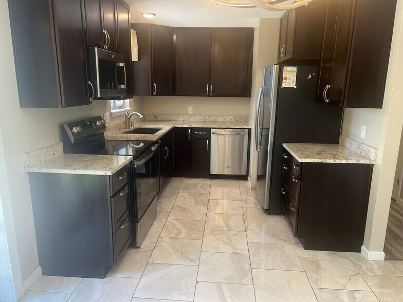 Kitchen w/ Stainless Appliances, Granite - 875 36th St