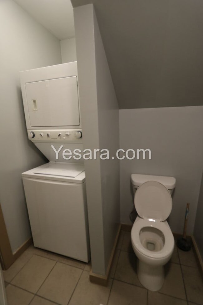 Building Photo - 2 Bedroom 2 Bath House