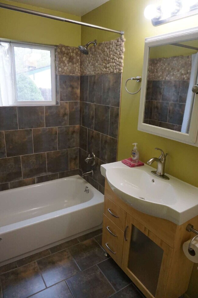 Building Photo - Two Bedroom Duplex in Golden!!