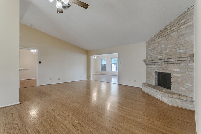 Building Photo - Charming 3-bedroom, 2 bath home in desirab...