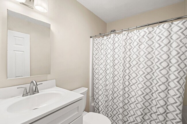Building Photo - Won't Last |Updated Billerica 1 Bed | Avai...