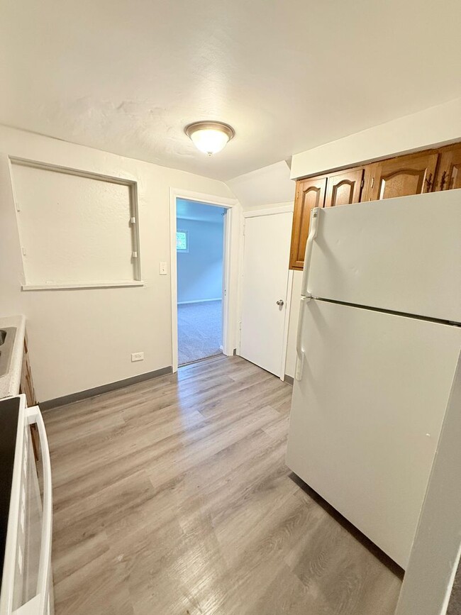 Building Photo - Freshly Painted 3BD/1.5BA Single Family Ho...