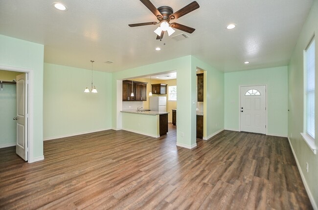 Building Photo - 239 Broadhurst