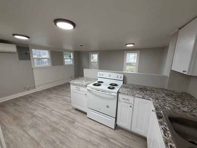 Building Photo - Newly Remodeled 1-Bed with Bonus Room