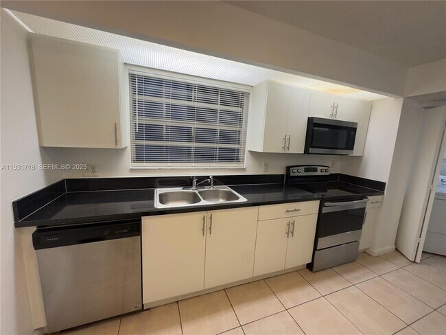 Building Photo - 2629 SE 19th Ct