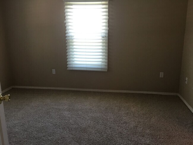 Building Photo - 5430 N Madera Ave