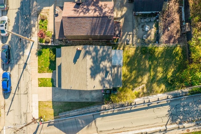 Building Photo - AVAILABLE SEPT 1ST!! GORGEOUS 3 BEDROOM IN...