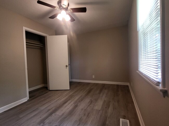 Building Photo - Nice and cozy 3 bedroom 1 bath just renovated