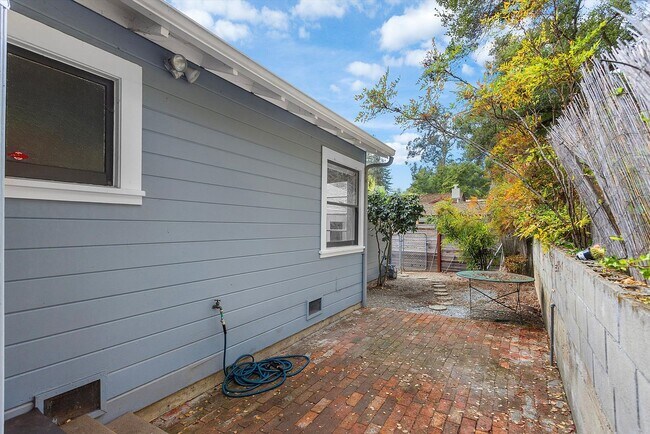 Building Photo - 6172 Moraga Ave