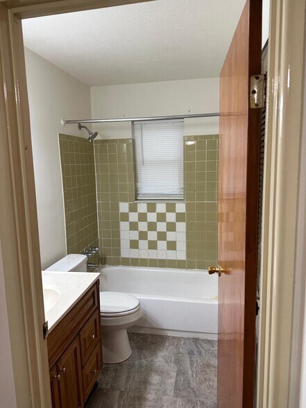 Building Photo - 3000 Fordhaven Rd