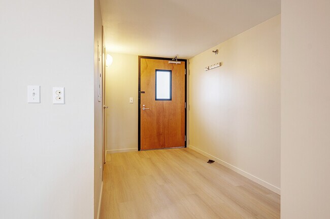 Building Photo - 461 2nd St