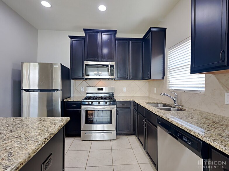 Building Photo - 7627 Daisy Port Ln