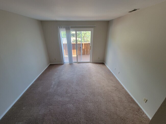 Building Photo - 2 Bedroom, 1 Bathroom Condo located in Max...