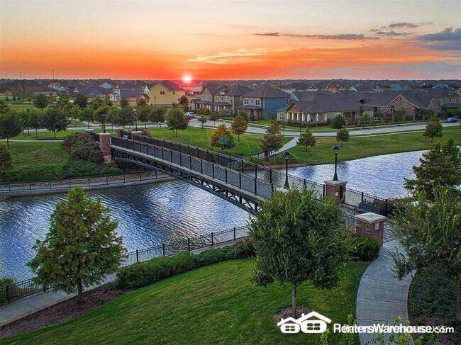 Building Photo - Stunning 3 bedroom, 2 bath in ideal location!