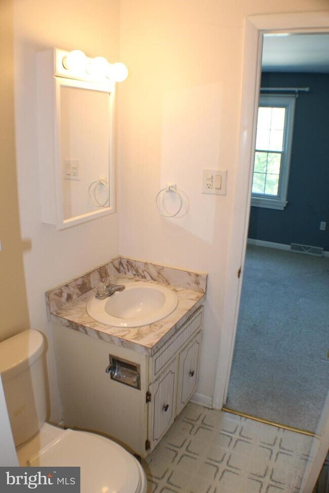 Building Photo - 18 Meadow Dr