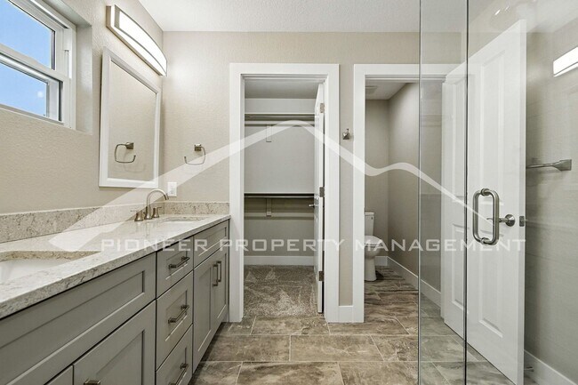 Building Photo - Spacious Home with Washer/Dryer and Centra...