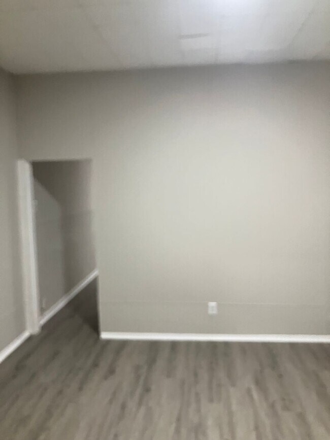 Building Photo - 7 Bedrooms 3.5 Bathrooms