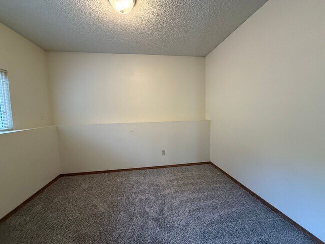 Building Photo - Near Ft Carson, 1342sf Bi-level, 3bd/2ba/2-car!