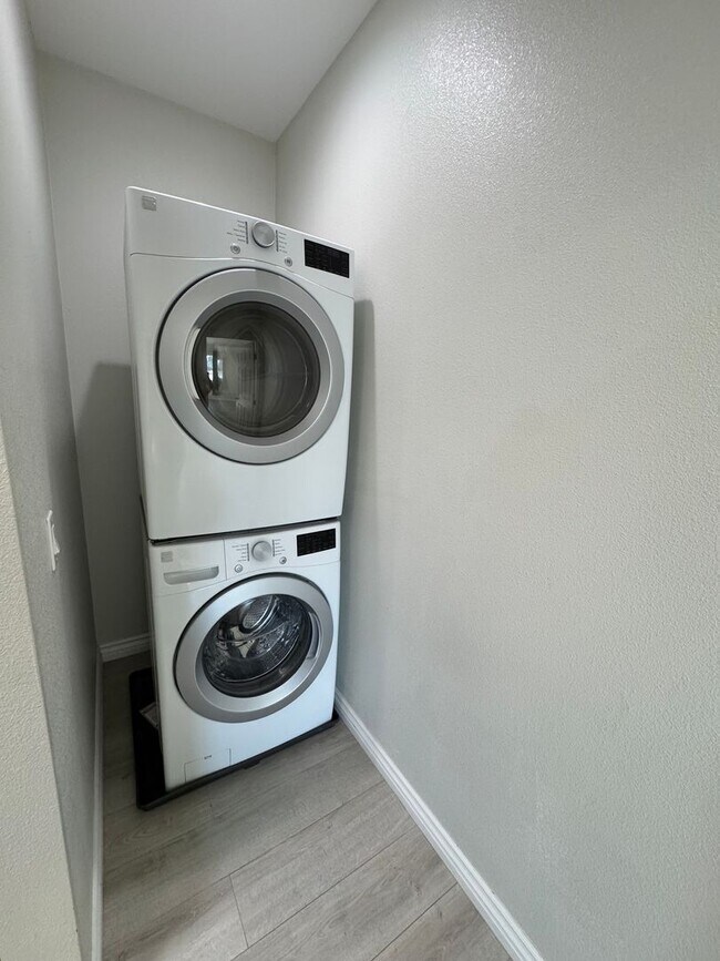 Building Photo - @ 4L Hayland