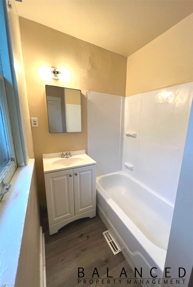 Building Photo - 1 br, 1 bath House - 9th Street Apartments...