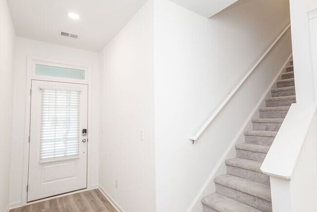 Building Photo - Beautifully designed 3-bedroom, 2.5-bath e...