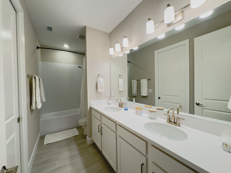 Building Photo - 16126 San Donato Pl