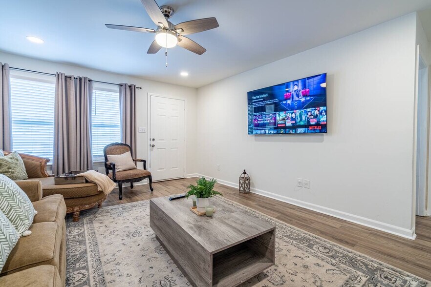 Building Photo - Room in Duplex on Washington St