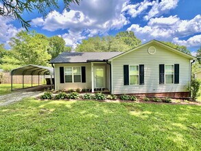 Building Photo - CONVENIENT LOCATION 3 Bedroom