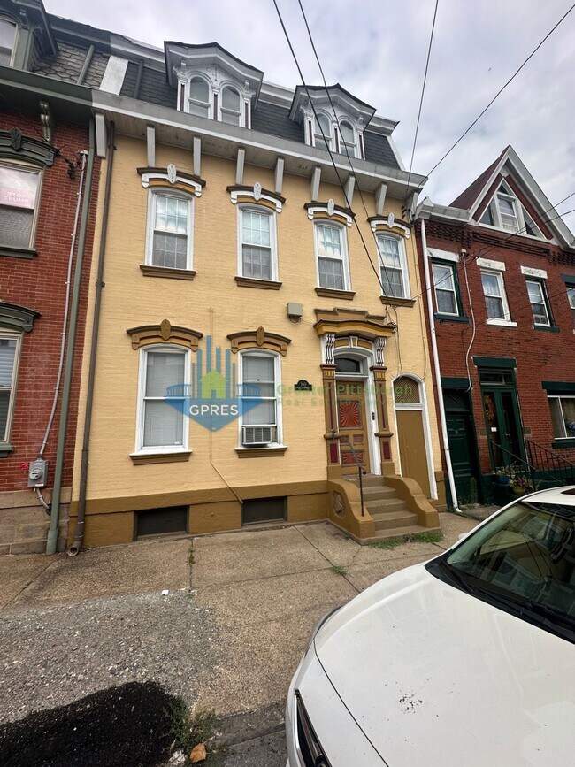 Building Photo - Amazing 2- bedroom 3rd floor apartment in the Southside must see!
