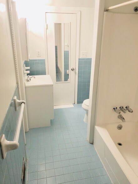 Building Photo - 547 Elmwood Dr NE