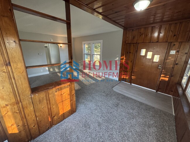 Building Photo - Two Bedroom | Garage | Move In Ready